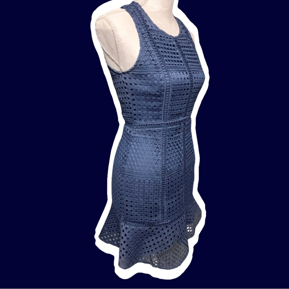FOREVER NEW lace bodycon peplum hem dress - Picture 4 of 10
